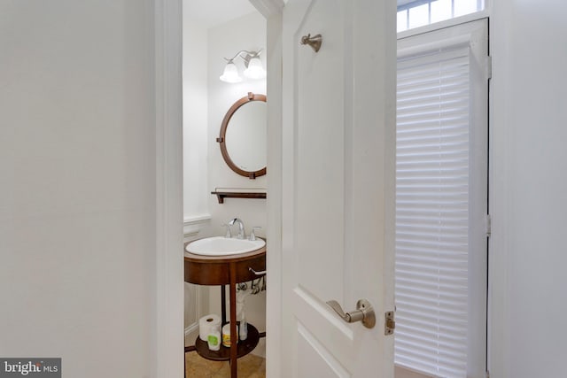 bathroom featuring a sink