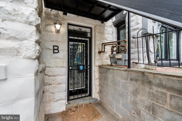 property entrance featuring stone siding