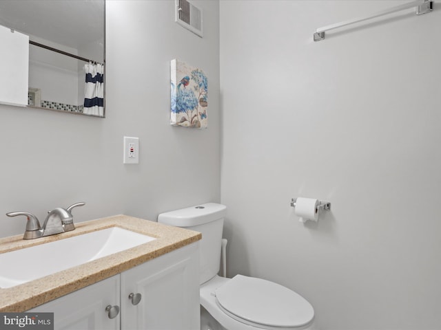 6558 Gildar St, Alexandria, VA 22310 - full bath featuring toilet, vanity, and curtained shower