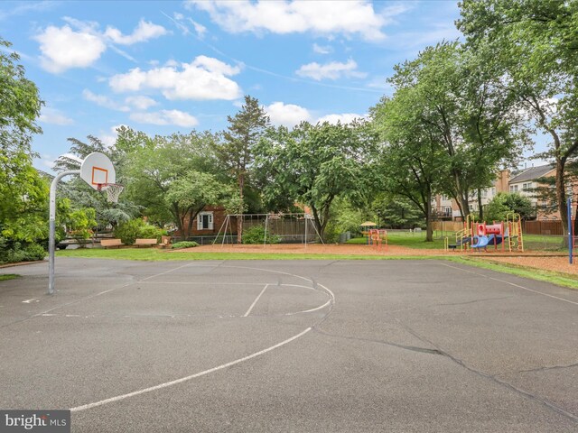 6558 Gildar St, Alexandria, VA 22310 - view of basketball court with community basketball court