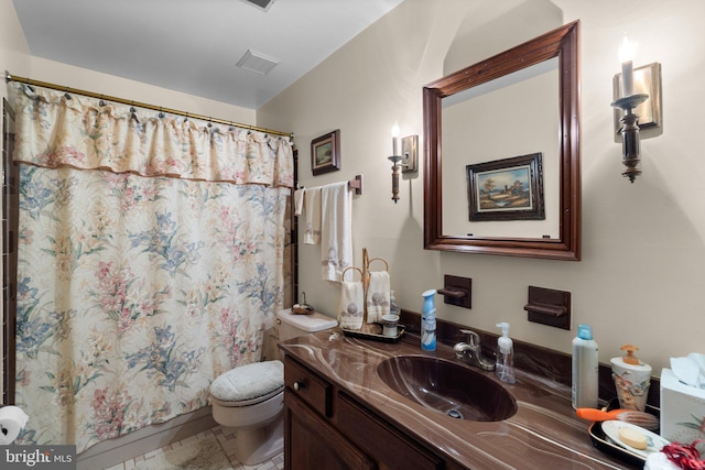 full bath featuring toilet, vanity, and a shower with curtain