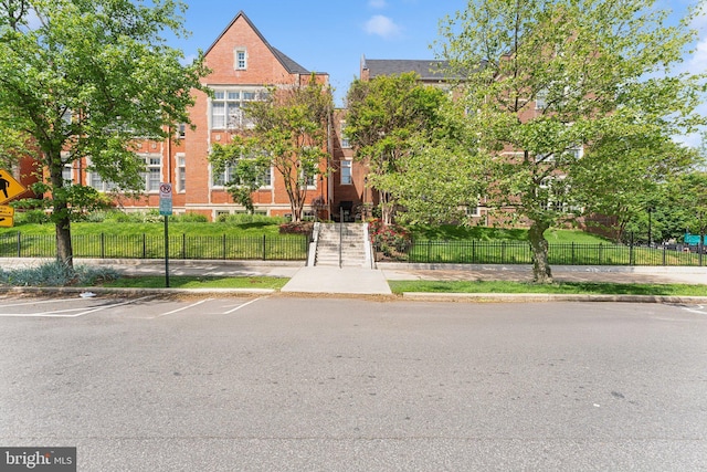 view of front facade featuring uncovered parking