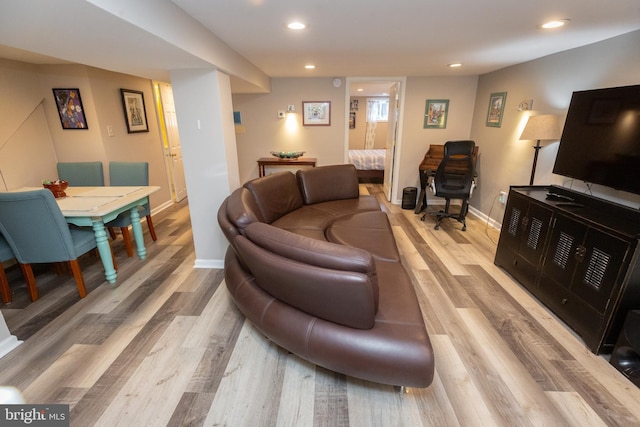 living area featuring recessed lighting, baseboards, and wood finished floors