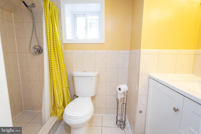 full bathroom featuring toilet, tile walls, tiled shower, and vanity