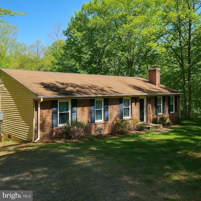33 Fern Ct, Front Royal, VA 22630 - single story home featuring a chimney, brick siding, and a front lawn