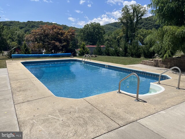 11416 Kline Dr NW, Cumberland, MD 21502 - view of swimming pool with a covered pool, a forest view, and a patio area