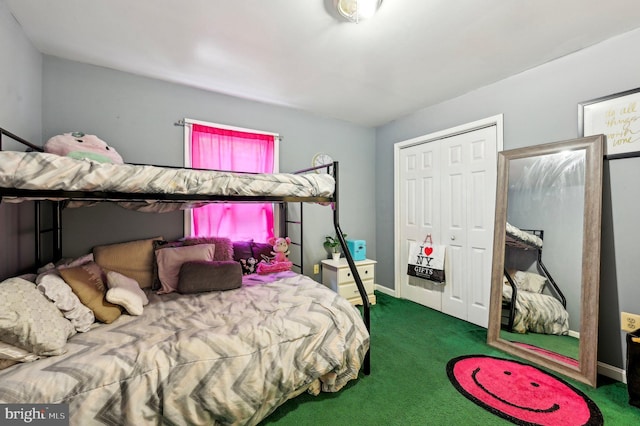 bedroom featuring carpet flooring and a closet