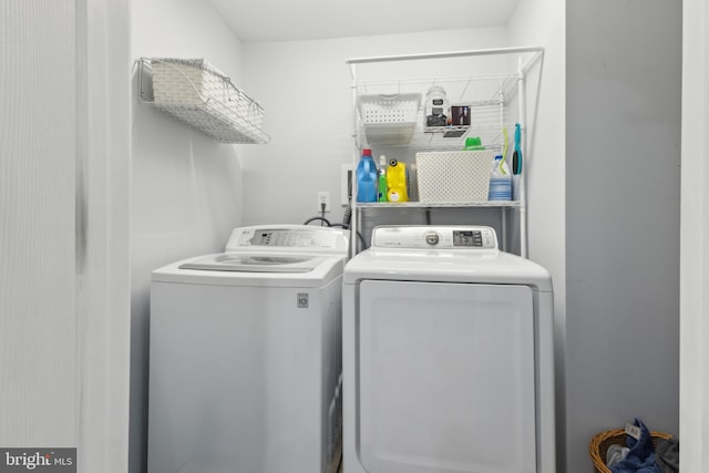 12328 Woodlawn Ct, Woodbridge, VA 22192 - laundry area with washer and dryer