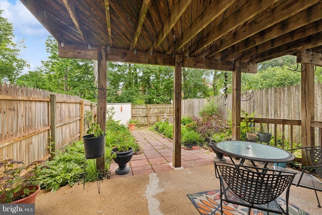 12328 Woodlawn Ct, Woodbridge, VA 22192 - fenced backyard featuring a patio area and outdoor dining area