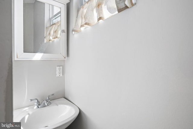 bathroom featuring a sink