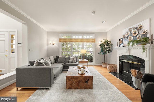 living area with light wood-type flooring, crown molding, a fireplace, recessed lighting, and baseboards