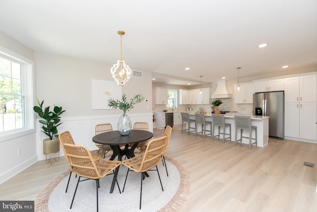dining room featuring a notable chandelier, recessed lighting, visible vents, and light wood-type flooring