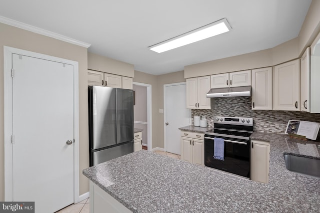 2314 Concert Ct, Vienna, VA 22181 - kitchen featuring tasteful backsplash, freestanding refrigerator, electric range, under cabinet range hood, and baseboards