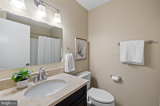 full bath featuring curtained shower, toilet, and vanity