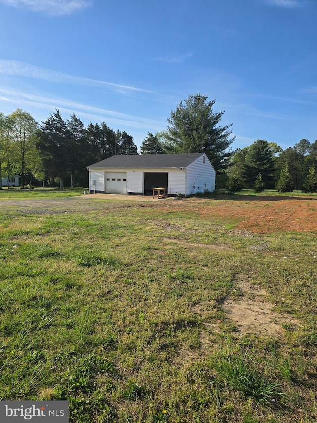 view of yard featuring an outdoor structure and a garage
