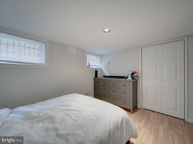 bedroom featuring light wood-style floors, recessed lighting, and a closet
