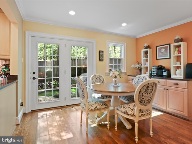dining area with recessed lighting, wood finished floors, visible vents, and crown molding