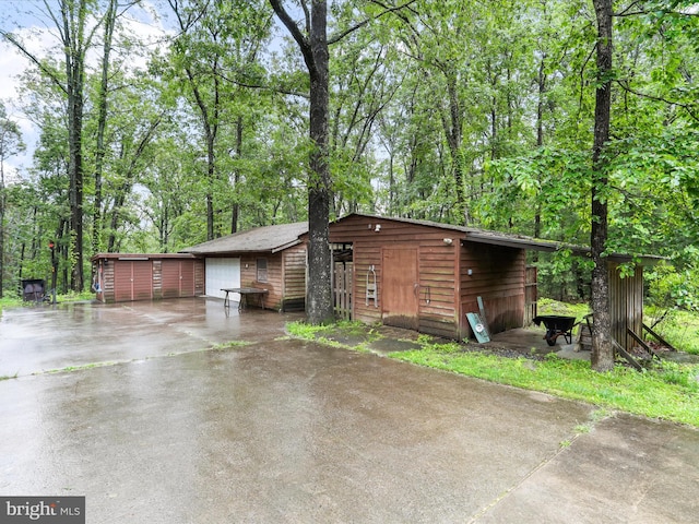 427 Oak Dale Ct, Capon Bridge, WV 26711 - view of side of home featuring an outdoor structure, a garage, and driveway