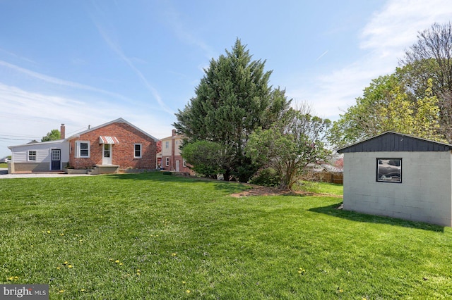 view of yard featuring an outbuilding