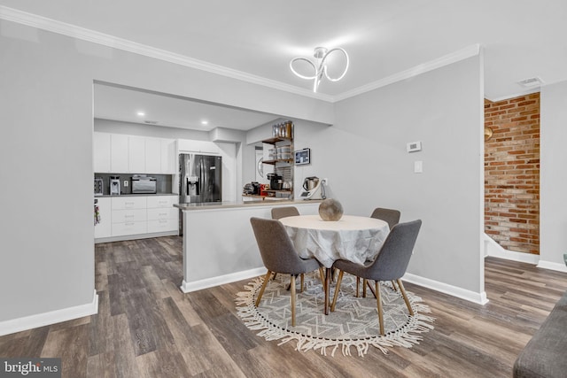 dining area featuring recessed lighting, dark wood-style flooring, crown molding, visible vents, and baseboards