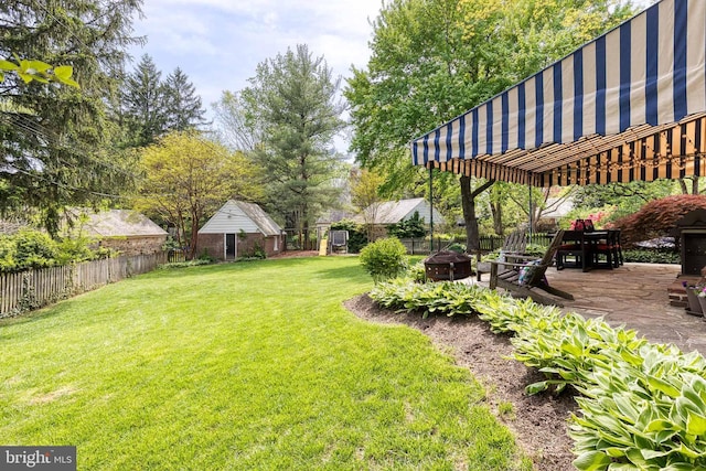 view of yard featuring a fenced backyard, an outdoor fire pit, and a patio area