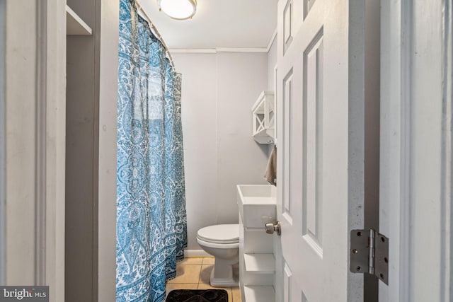 full bathroom with toilet, crown molding, tile patterned flooring, and a shower with shower curtain