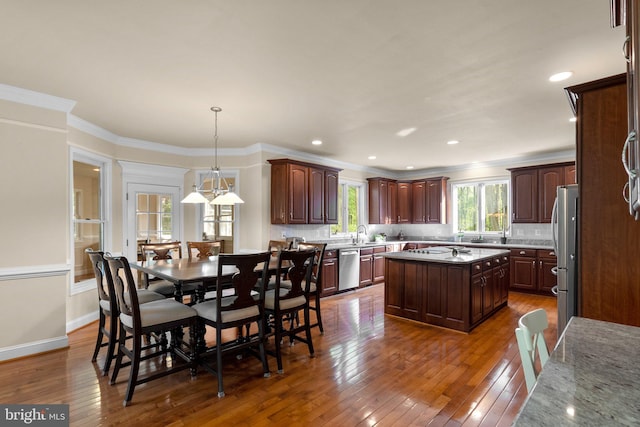 dining room with ornamental molding, recessed lighting, dark wood-style flooring, and baseboards