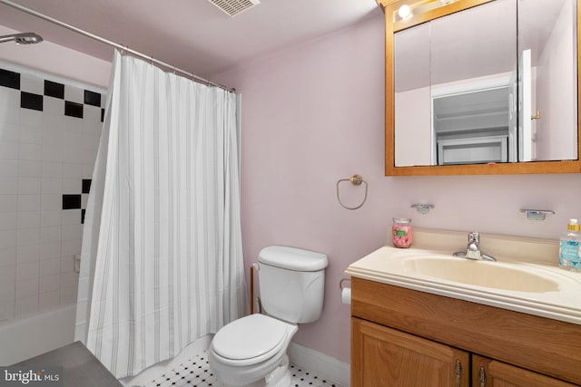 bathroom with vanity, toilet, visible vents, baseboards, and shower / tub combo with curtain
