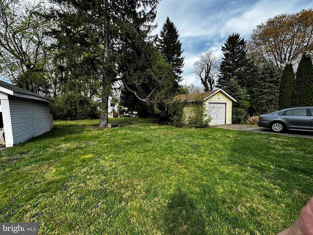 766 President, Lawrenceville, NJ 08648 - view of yard featuring an outdoor structure, a detached garage, and aphalt driveway