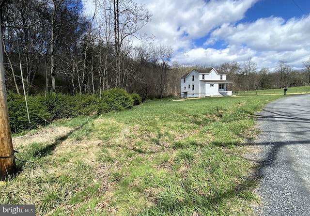 view of yard featuring gravel driveway