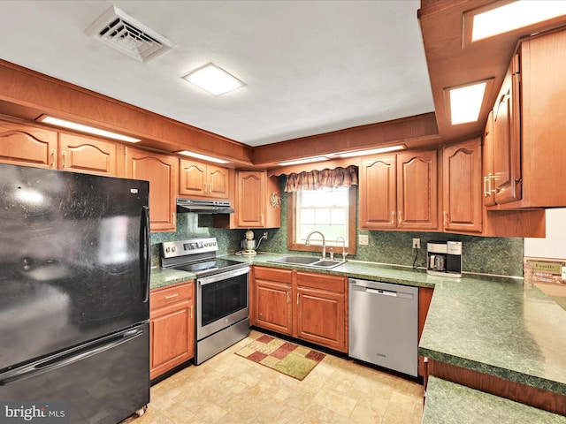 kitchen with tasteful backsplash, a sink, stainless steel appliances, under cabinet range hood, and visible vents