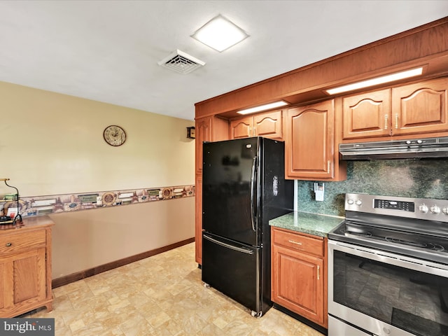 kitchen with under cabinet range hood, visible vents, freestanding refrigerator, baseboards, and electric range