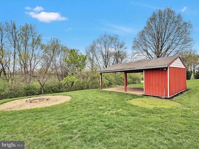 view of yard featuring an outdoor structure and a storage unit
