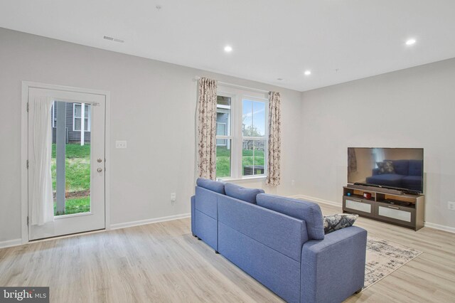 living room with visible vents, recessed lighting, light wood-style flooring, and baseboards