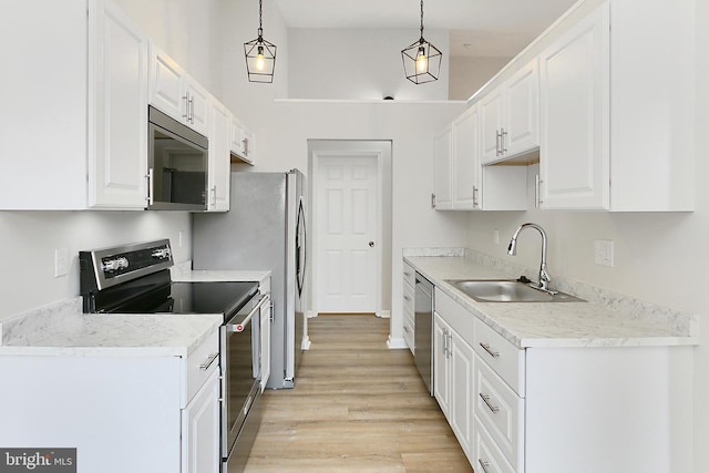 9552 Cannoneer Ct Unit 403, Manassas, VA 20110 - kitchen featuring stainless steel appliances, a sink, light wood-style floors, and white cabinets