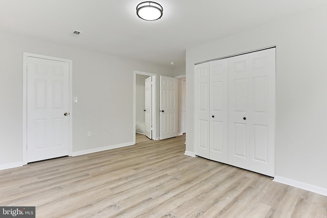 9552 Cannoneer Ct Unit 403, Manassas, VA 20110 - unfurnished bedroom featuring light wood-style floors, baseboards, and a closet