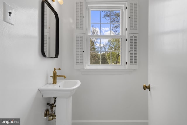 707 Greenwood Rd, Wilmington, DE 19807 - bathroom featuring baseboards