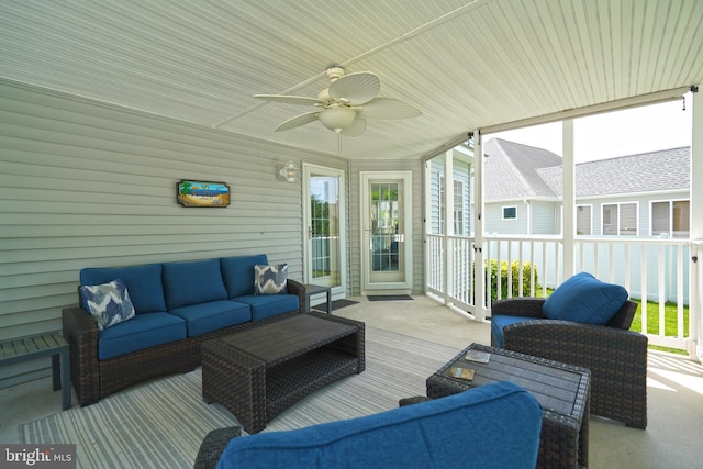 sunroom / solarium featuring outdoor lounge area and ceiling fan