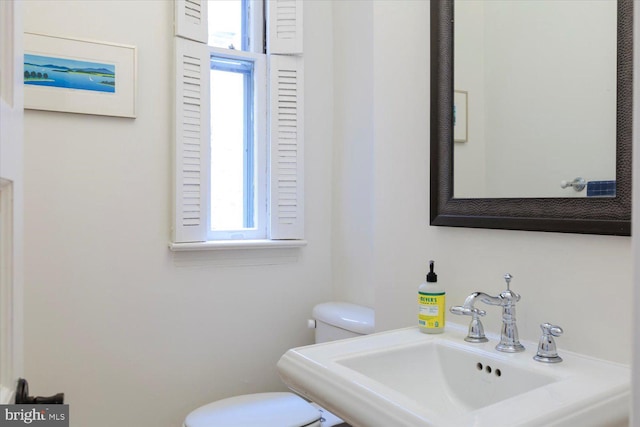 bathroom featuring a sink and toilet
