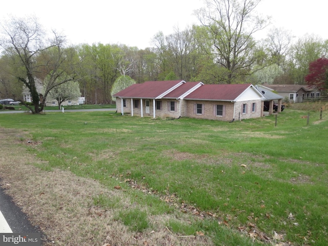 ranch-style home featuring a front lawn and brick siding