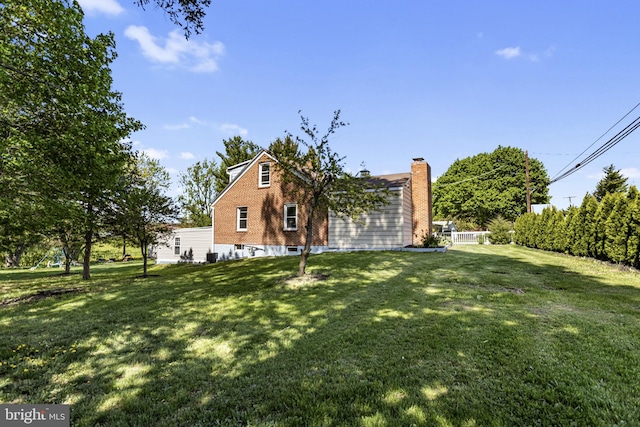 view of front of property featuring a chimney and a front yard