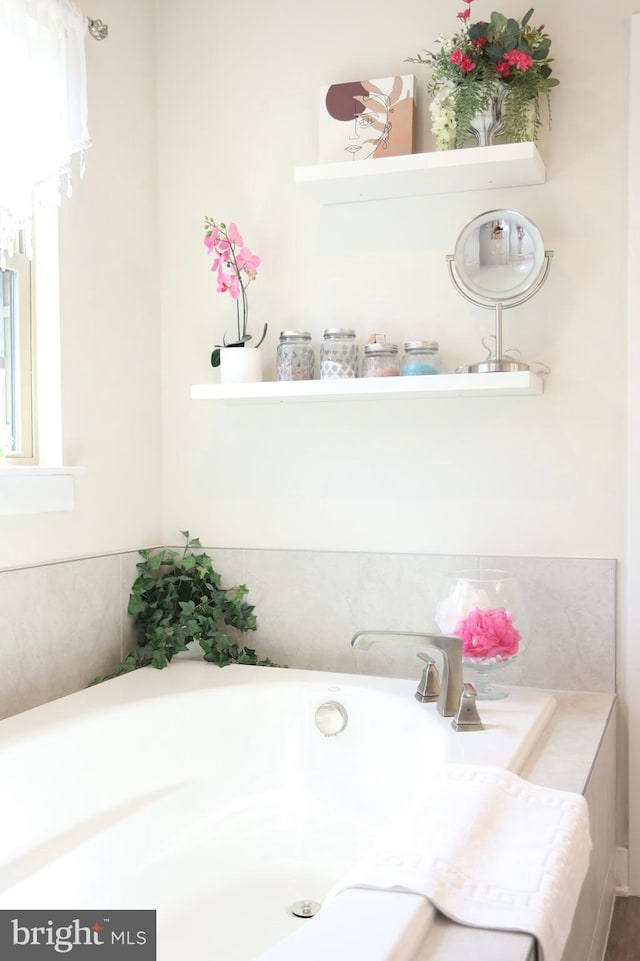 bathroom featuring a washtub