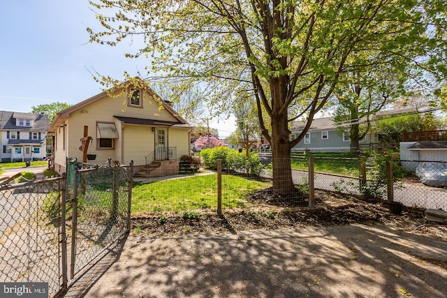 view of front of home featuring a gate, a front lawn, and a fenced front yard