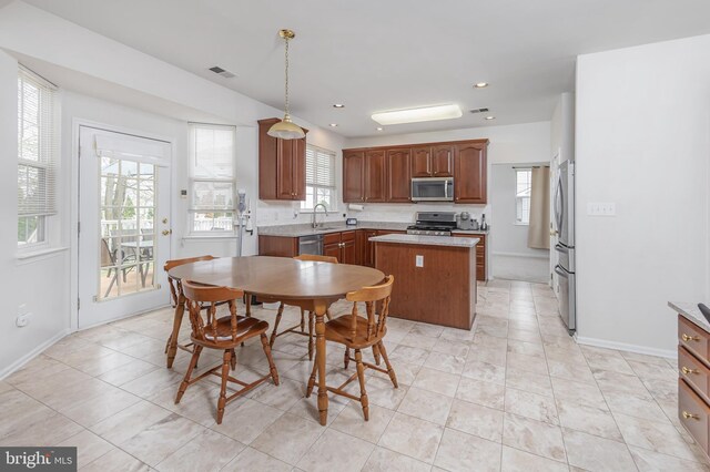 interior space with visible vents, recessed lighting, and baseboards
