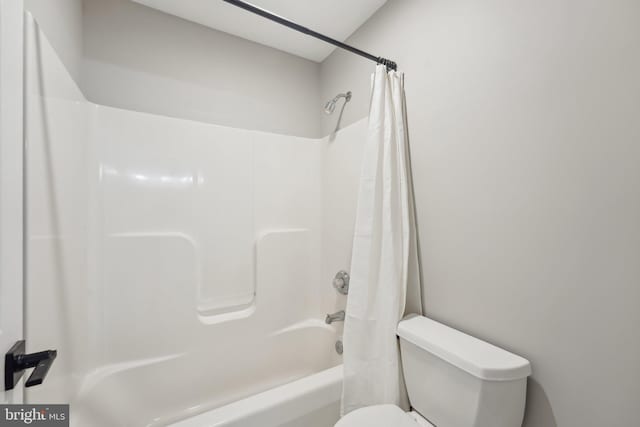 bathroom featuring toilet and shower / bathtub combination with curtain