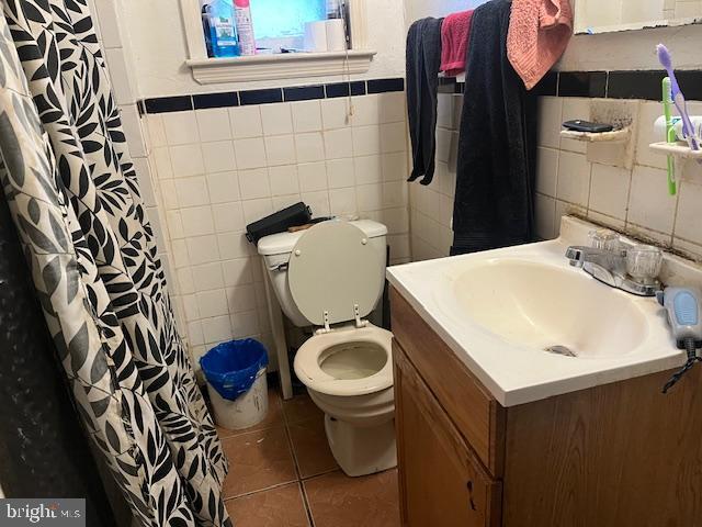 4900 N 11th St, Philadelphia, PA 19141 - full bath featuring vanity, toilet, tile patterned floors, a shower with shower curtain, and tile walls