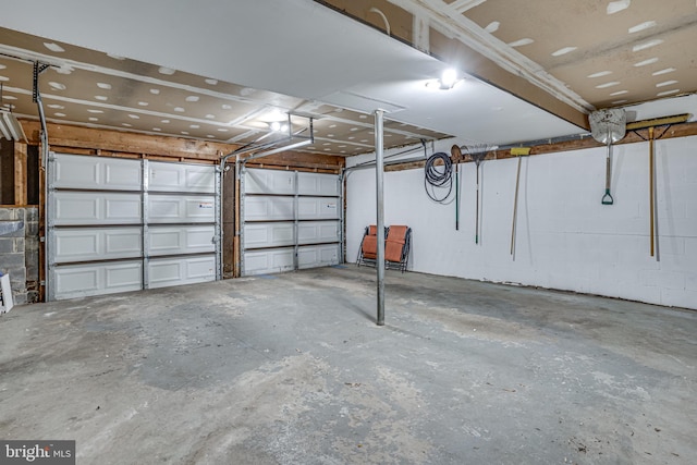 garage featuring concrete block wall