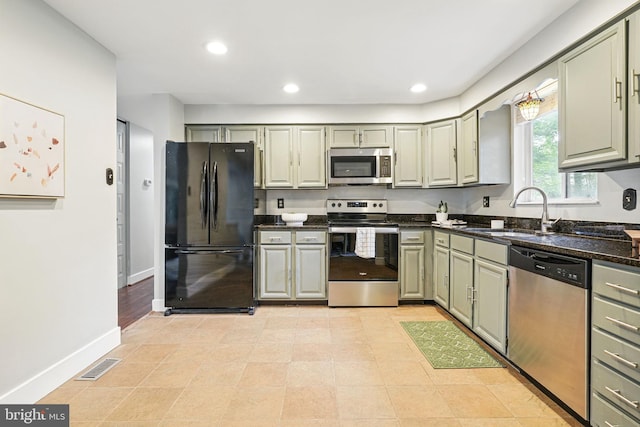kitchen with visible vents, appliances with stainless steel finishes, a sink, baseboards, and recessed lighting