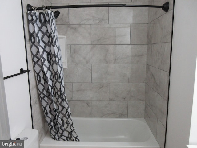 full bathroom featuring toilet and shower / bath combo