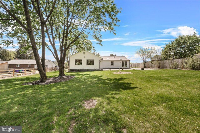 view of yard featuring a fenced backyard